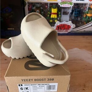 Yeezy Kids Cream Slippers